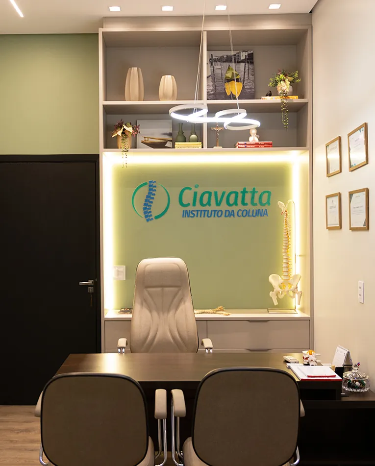 Consultório do Ciavatta Instituto com o logotipo na parede